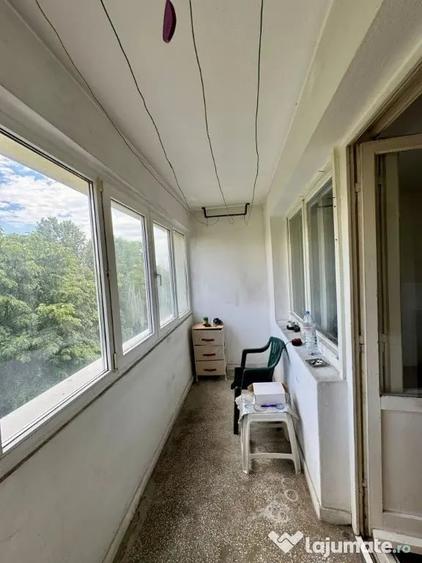 Apartament cu 3 camere semidecomandat în Berceni