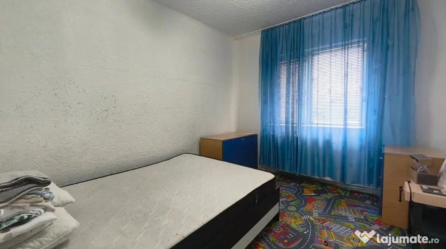 Apartament cu 3 camere decomandat în Piața Centrală