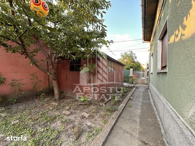 Casă cu 6 camere cu Teren 537 Mp în Est