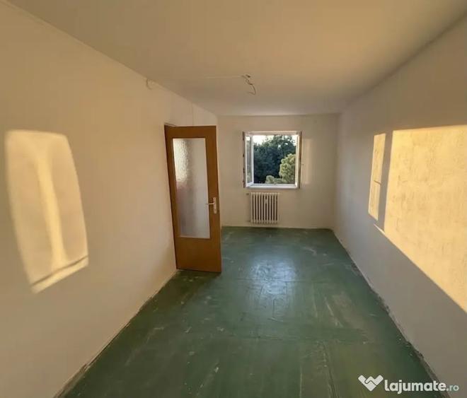 Apartament cu 3 camere semidecomandat în Dâmbu Pietros