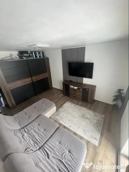 Apartament cu 3 camere decomandat în Astra