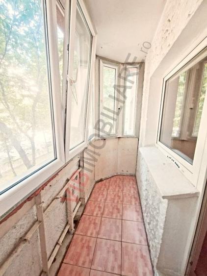 Apartament cu 4 camere semidecomandat, mobilat în Văcăresti