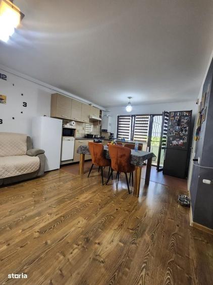 Apartament cu 3 camere semidecomandat în Luna