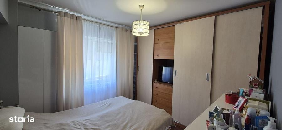 Apartament cu 4 camere decomandat în CET