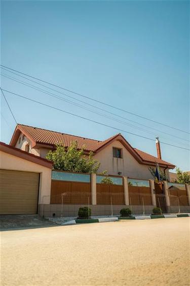 Casă individuală cu 8 camere cu Teren 555 Mp în Lazu