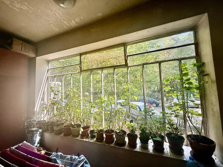 Apartament cu 3 camere semidecomandat în Tineretului