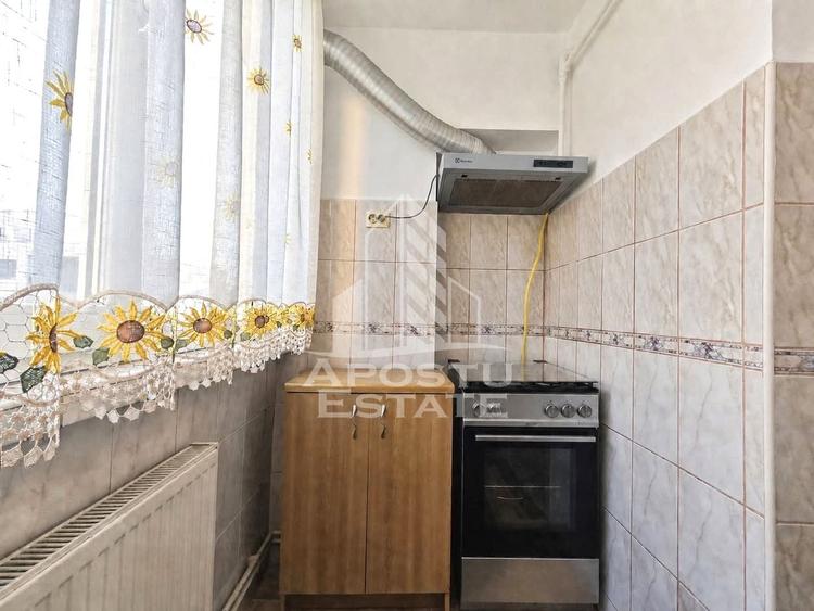 Apartament cu 3 camere decomandat, mobilat în Girocului