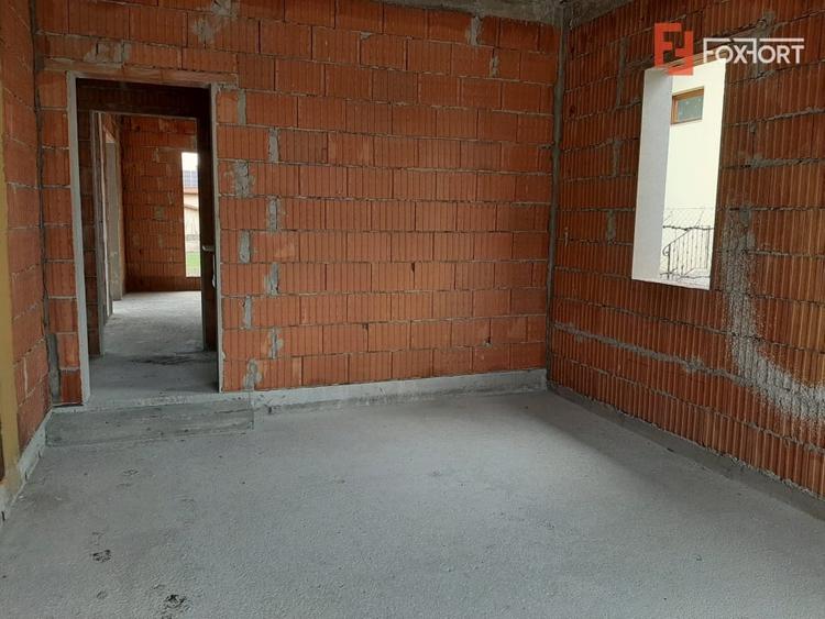 Casă individuală cu 5 camere cu Canalizare în Dumbrăvița