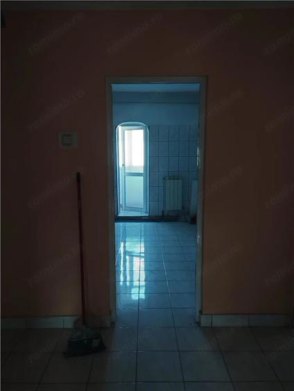 Apartament cu 3 camere decomandat, mobilat în Sud