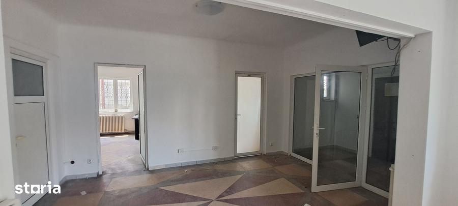 Casă cu 6 camere cu Teren 800 Mp în Rahova