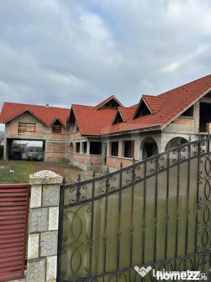 Casă cu 7 camere cu Teren 1400 Mp în Central