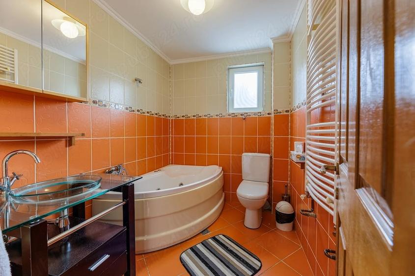 Casă cu 6 camere cu Teren 567 Mp în Central