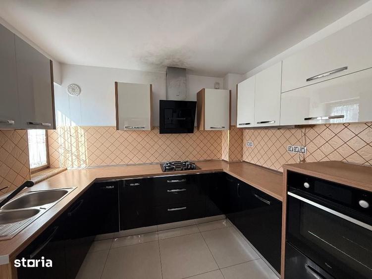 Casă cu 5 camere cu Teren 427 Mp în Cetate