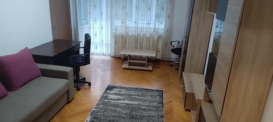 Apartament cu 3 camere decomandat în Cornișa