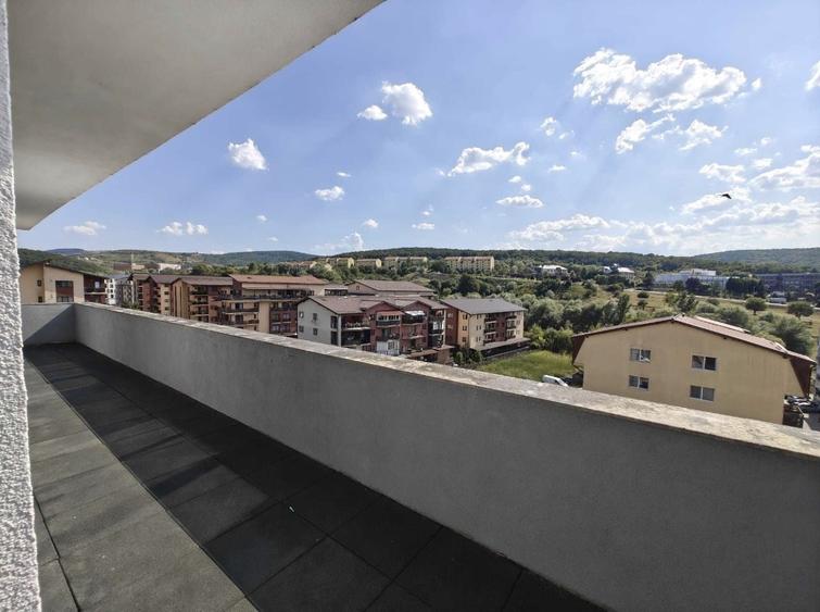 Apartament cu 3 camere , terasa de 50 mp,parcare - 1