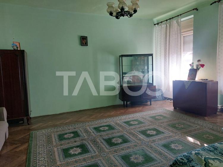 Apartament cu 3 camere semidecomandat, mobilat în Cisnădie