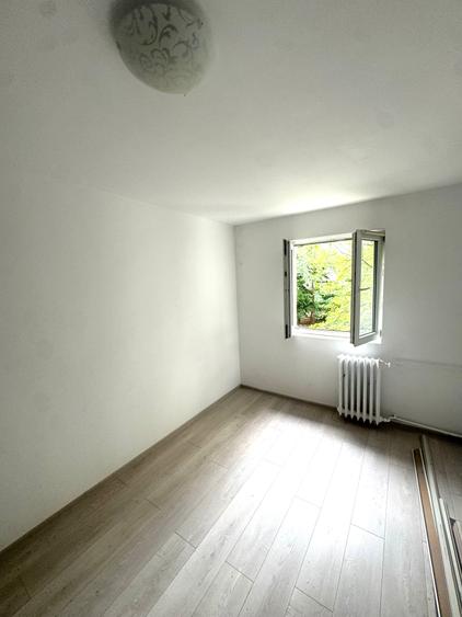 Apartament cu 3 camere semidecomandat în Titan