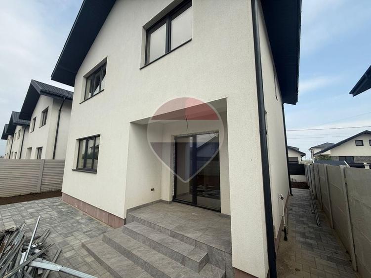 Casă individuală cu 4 camere cu Teren 377 Mp în Central
