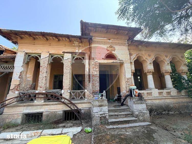 Casă cu 7 camere cu Teren 7500 Mp în Leu