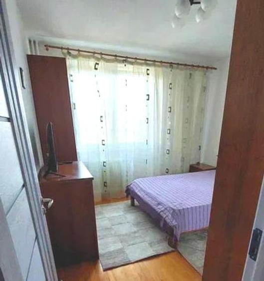 Apartament cu 3 camere semidecomandat, mobilat în Tineretului