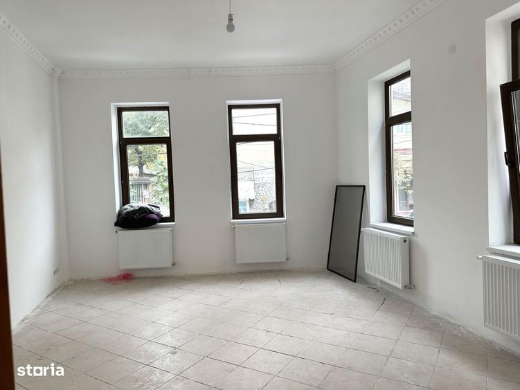 Casă cu 4 camere cu Teren 171 Mp în Victoriei