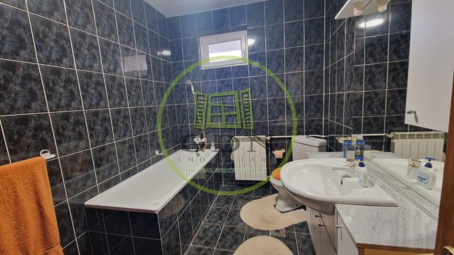 Casă individuală cu 5 camere cu Canalizare în Central