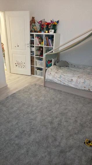 Apartament cu 4 camere decomandat, mobilat în Dumbrăvița