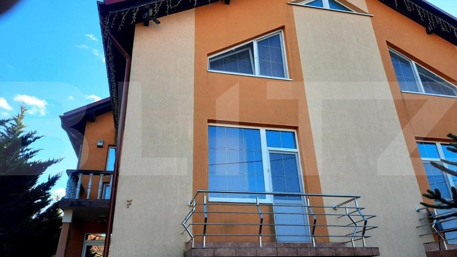 Casă individuală cu 9 camere cu Teren 868 Mp în Est