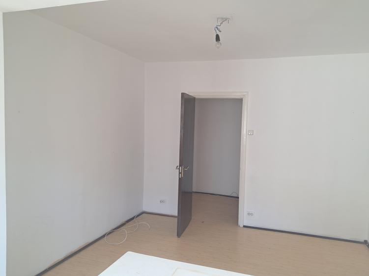 Apartament cu 4 camere în Colentina