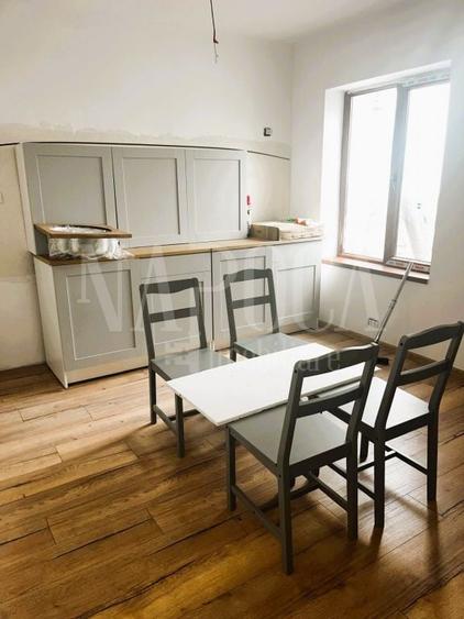 Apartament cu 3 camere semidecomandat, mobilat în Valenta