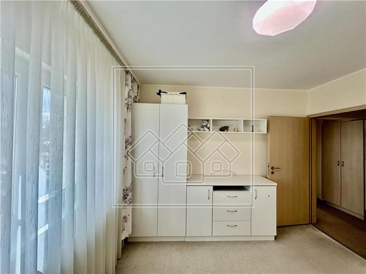 Apartament cu 3 camere decomandat în Terezian