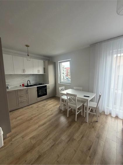 Apartament cu 3 camere semidecomandat în Florești