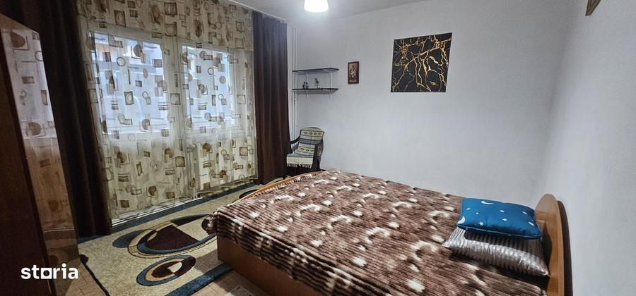 Apartament cu 3 camere decomandat în Calea București