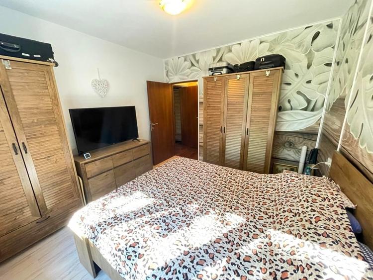 Apartament cu 3 camere semidecomandat, mobilat în Podu Roș