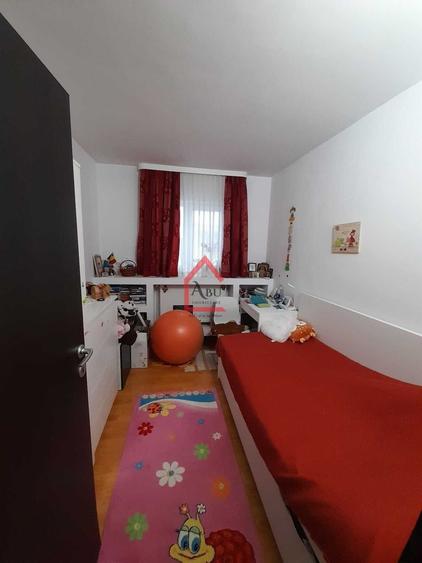 Apartament cu 3 camere semidecomandat, mobilat în Dacia
