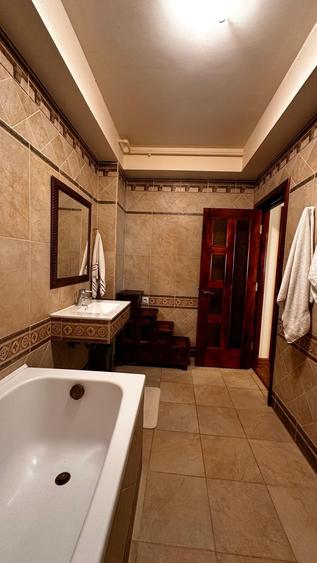 Penthouse cu 3 camere decomandat, mobilat în Mamaia