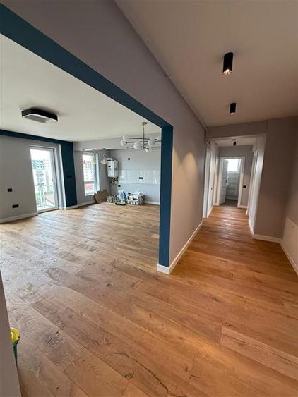 Apartament cu 3 camere decomandat în Tractorul