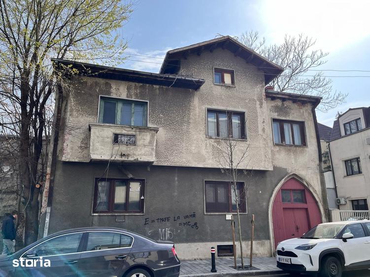 Casă cu 8 camere cu Teren 182 Mp în Ștefan cel Mare