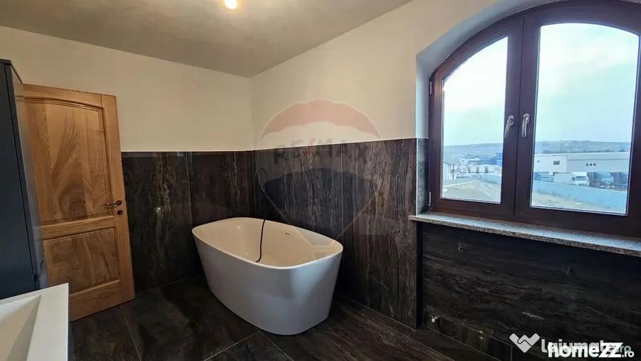 Casă cu 5 camere cu Teren 840 Mp în Șcheia