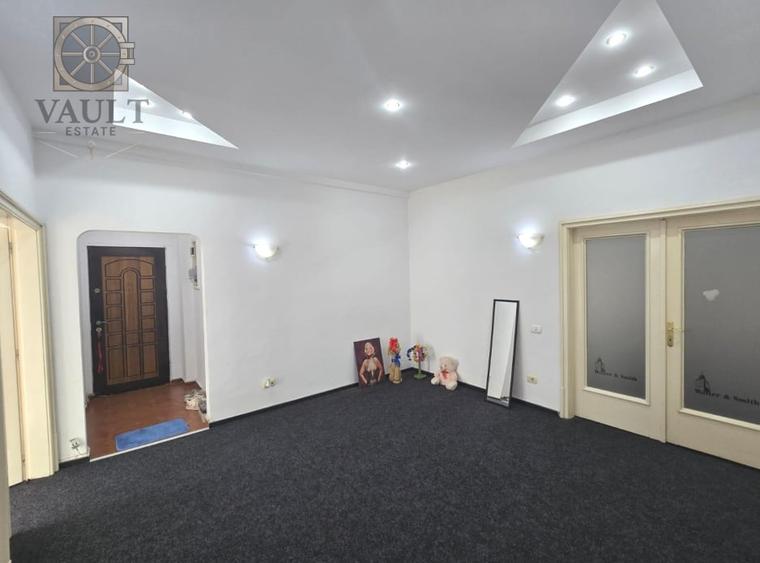 Apartament cu 4 camere semidecomandat, mobilat în P-ța Victoriei