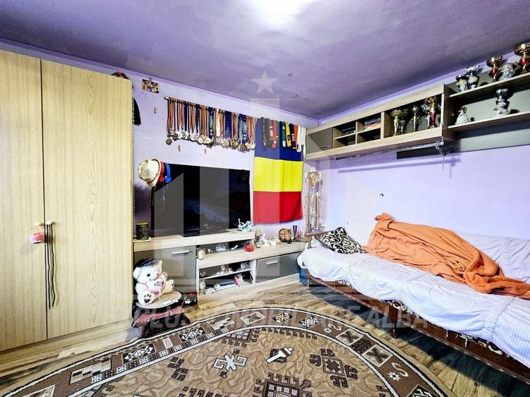Casă individuală cu 6 camere cu Canalizare în Sud-Vest