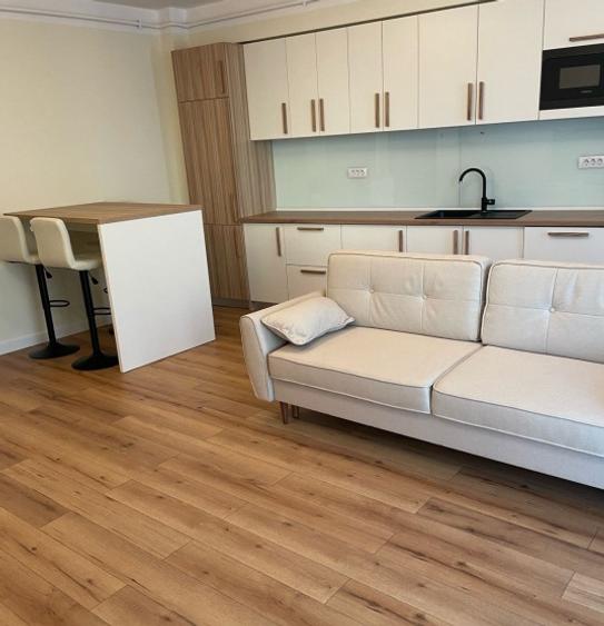 Apartament cu 3 camere semidecomandat, mobilat în Central