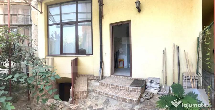 Apartament cu 3 camere semidecomandat în Central