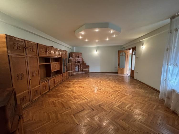 Casă individuală cu 8 camere cu Canalizare în Ultracentral