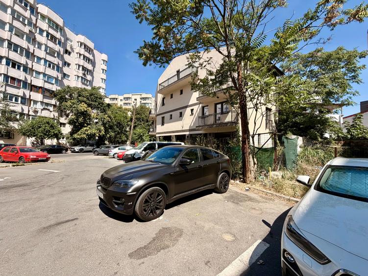 Casă individuală cu 13 camere cu Canalizare în Vitan Mall