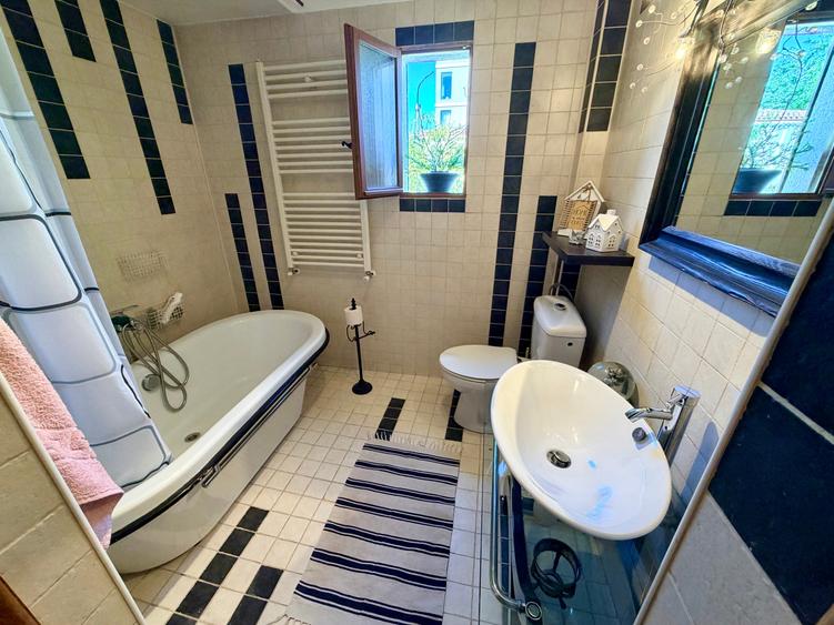 Casă individuală cu 4 camere cu Canalizare în Central