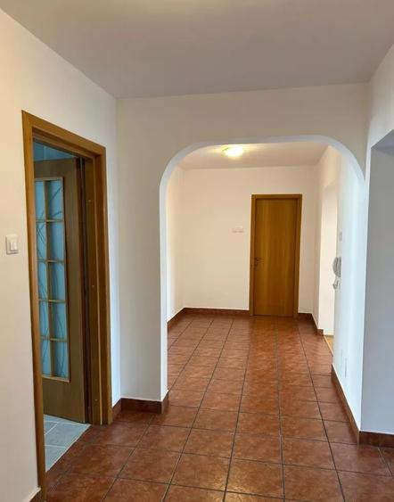 Apartament cu 3 camere, mobilat în Plevnei