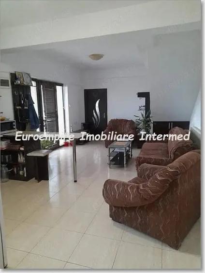 Apartament cu 3 camere decomandat în Anda