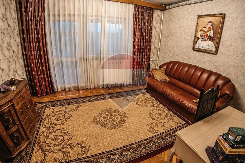 Casă individuală cu 7 camere cu Teren 676 Mp în Valea Voievozilor