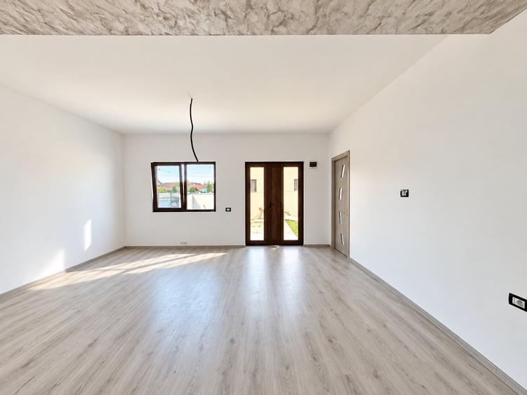 Casă individuală cu 7 camere cu Canalizare în Lumina